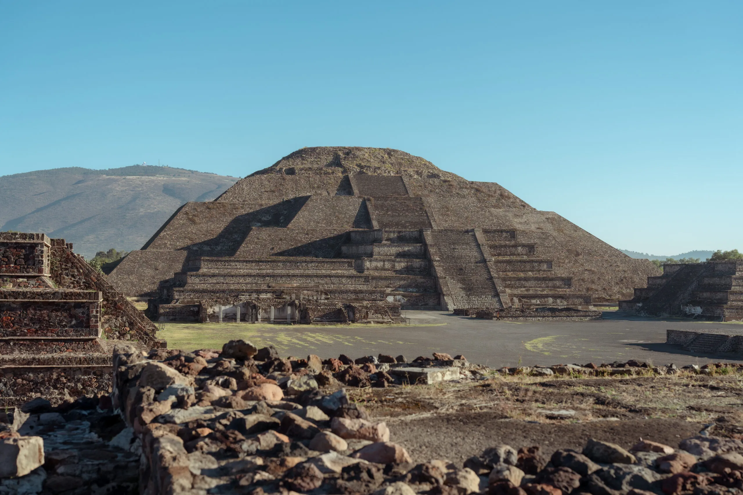 Panoramic view of the massive Pyramid of the Sun, the main stop on your next Teotihuacan pyramids tour from Mexico City.